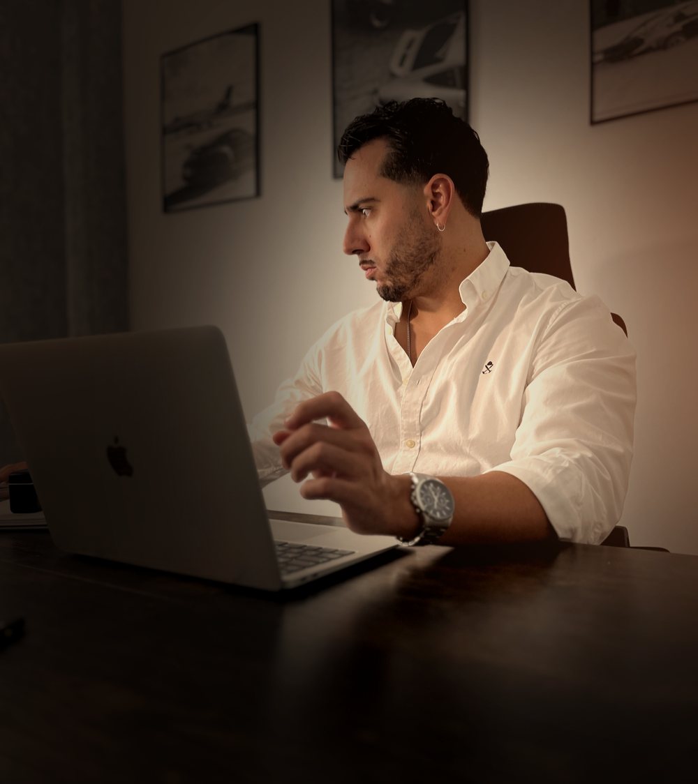 Isma trabajando en su escritorio con el portátil