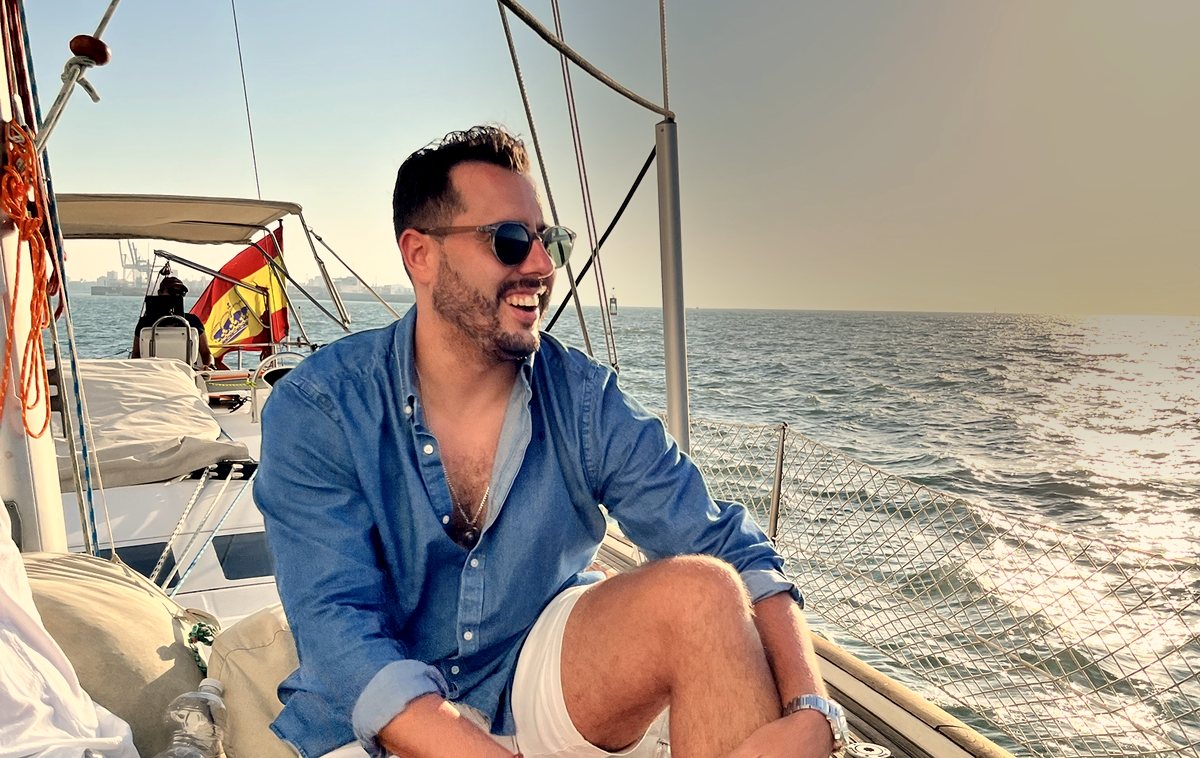 Isma sonriendo a bordo de un velero al atardecer